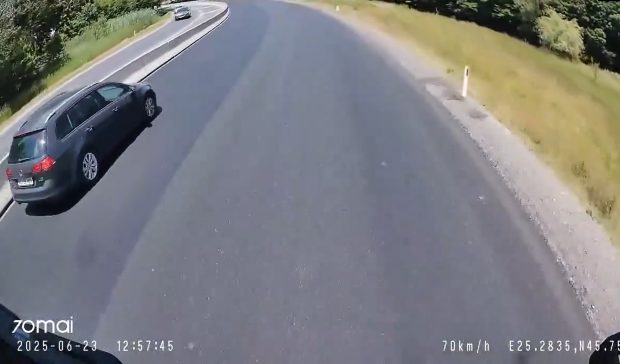 Manevra „criminală” făcută în fața unui TIR de șoferul unui VW din Hunedoara: „Uite așa apar tragedii”