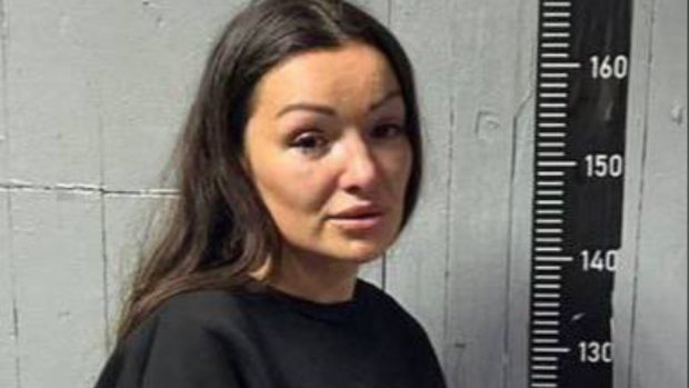 O femeie s-a trezit cu ușa de la apartament spartă după ce a postat un filmuleț pe Instagram. Rușii au dus-o imediat la psihiatrie