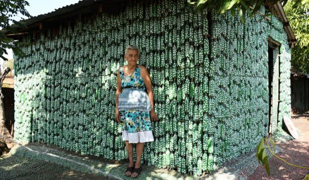 Pensionara care și-a construit singură o casă din sticle de plastic, după un vis, a murit la 90 de ani