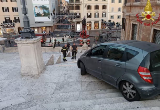 Un șofer de Mercedes de 80 de ani a vrut să coboare cu mașina Treptele Spaniole din Roma