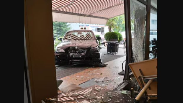 4 răniți, dintre care 2 grav, după ce un șofer a intrat cu mașina într-o cafenea, la Lucerna, în Elveția
