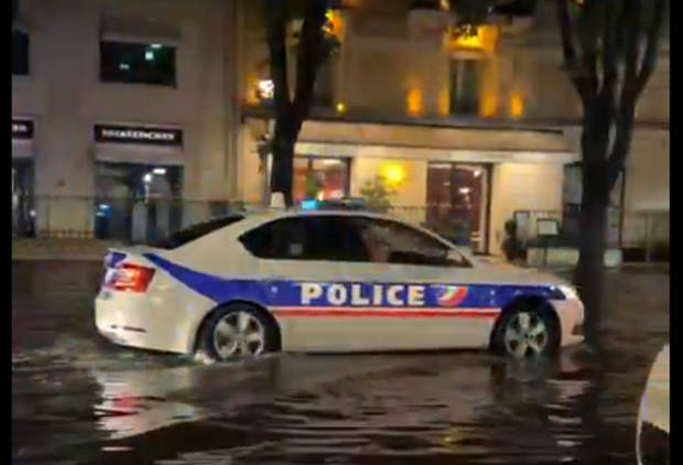 Imagini virale în Franța: doi polițiști ascultă melodia lui Celine Dion din Titanic în boxe, în timp ce merg pe străzile inundate din Paris | VIDEO