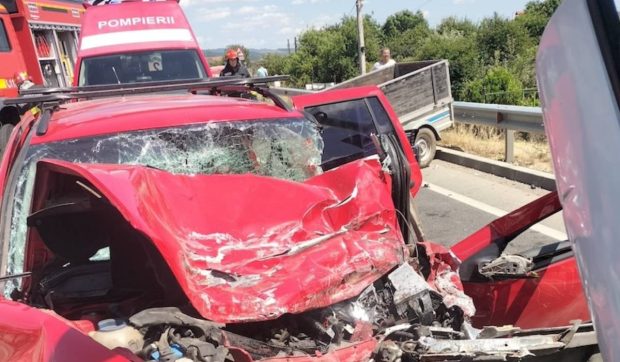 Doi adulți au murit și un copil a ajuns de urgență la spital după ce mașină în care se aflau a fost strivită de un autocar