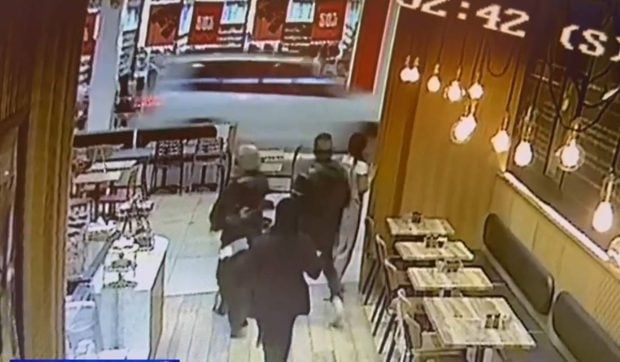 O mașină a intrat în vitează într-un centru comercial din Australia. Clienții îngroziți sar din calea bolidului | VIDEO