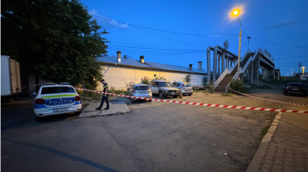 Un bărbat a fost găsit mort într-o mașină care nu era a lui, pe o stradă din Buzău. Polițiștii nu știu cine este