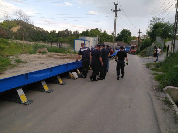 O linie de apărare de 750 de metri a fost creată la Salina Praid, pentru a proteja casele oamenilor de inundații