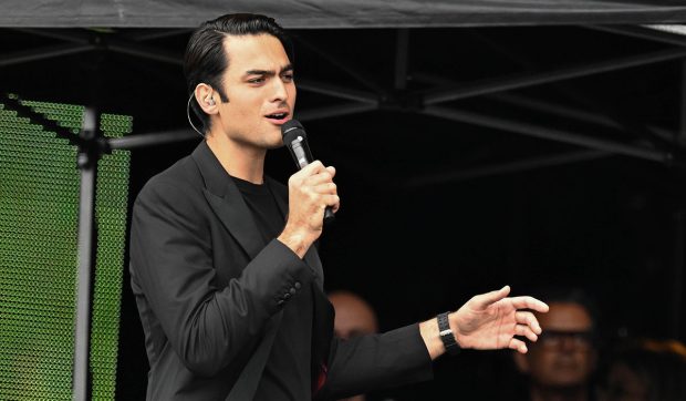 Matteo Bocelli, artistul pornit pe urmele tatălui ilustru: „Nu pot sta mai mult de cinci minute fără să cânt” | Interviu