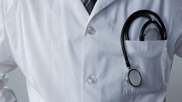 Un medic român din Franța a explicat la tribunal de ce a atins repetat 8 colege de cabinet: „O neînțelegere culturală”