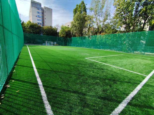 Megastol Energy montează gazonul sintetic în baza sportivă „Sfântul Calinic de la Cernica”din Sectorul 6
