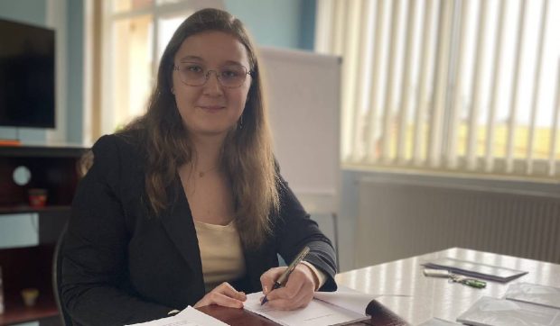 Visul Melisei, tânăra abandonată de părinți care vrea să fie doctor: „Învăț ca să iau Bacul, apoi voi da la Medicină. E tot ce-mi doresc!”