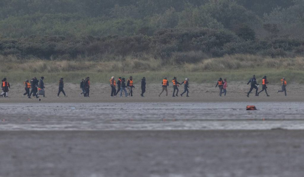 migranti ilegali merg pe jos prin apa in anglia