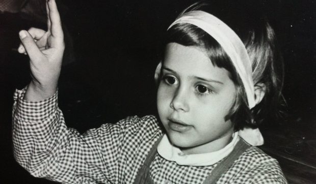 Imagine Stire Nu ai să ghicești cine este vedeta din imagine. Ce a spus despre copilăria ei | 2review.ro