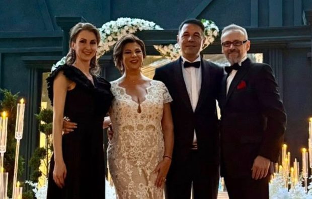   Cununie Religioasă Încântătoare cu Invitați Speciali și Primele Imagini de la Nuntă