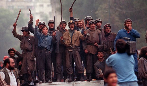 35 de ani de la Mineriada din 13-15 iunie 1990: Drumul lui Ion Iliescu de la pucist în PCR până la Președinția României, stropit mereu cu sângele altora