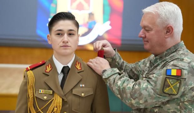 Miruna Gabriela Duracu a absolvit Academia Militară  „West Point” din Statele Unite și a primit primul grad în Armata Română