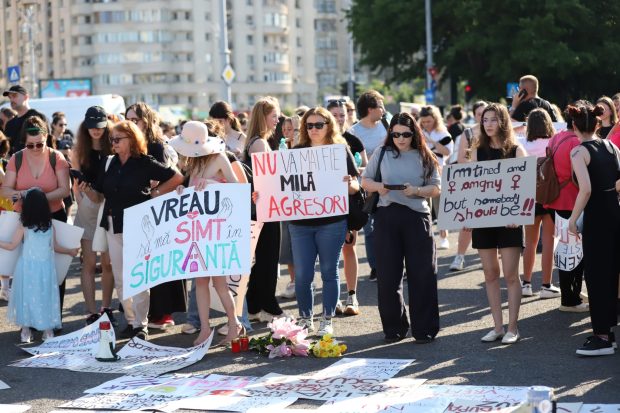 LiveText Miting de solidaritate cu femeile victime ale abuzului, în faţa Guvernului, după moartea Teodorei Marcu