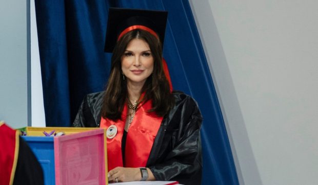  Cum s-a prezentat actrița la ceremonia de absolvire?