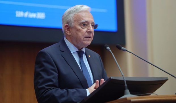 Economist: „Salariul guvernatorului  BNR este de 3 ori mai mare decât salariul guvernatorului din Polonia!!”