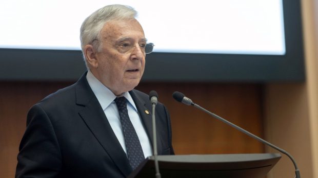 Salariul lui Mugur Isărescu îl depășește pe al lui Emmanuel Macron. Ce leafă are guvernatorul BNR