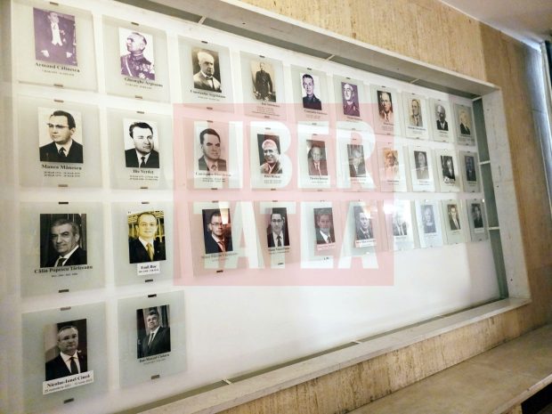 Nicolae Ciucă și Marcel Ciolacu sunt istorie. Pozele lor alb-negru, pe panoul de onoare din Palatul Victoria