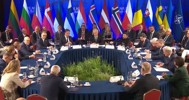 Nicușor Dan stă lângă Volodimir Zelenski la primul său summit internațional ca președinte al României. O întâlnire bilaterală este programată în cursul zilei