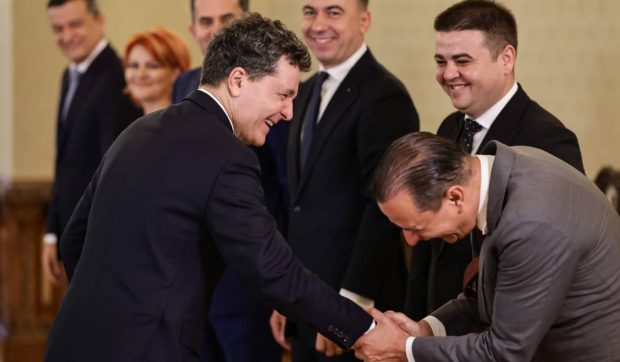 Momentul în care Daniel Băluță face o plecăciune în fața lui Nicușor Dan când își strâng mâna la Palatul Cotroceni