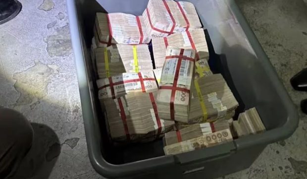 O femeie a găsit 300.000 de dolari într-un tomberon. Banii fuseseră retrași în 2020 dintr-o bancă