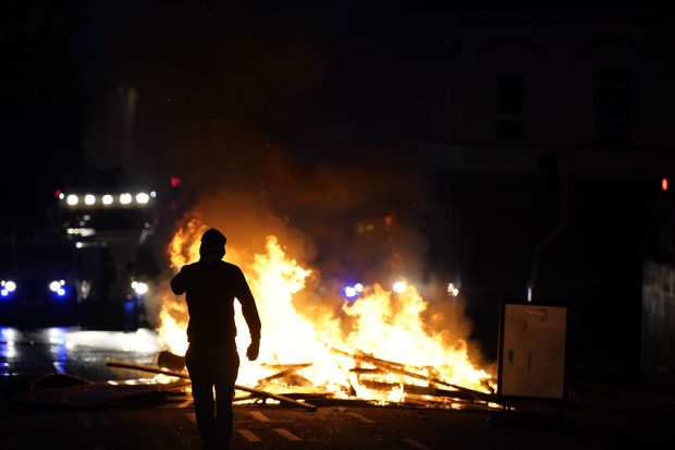 Nordul Irlandei, cuprins de ură: Ballymena, incendiată sub sloganul „Unde sunt străinii?”. Românii, principalii vizați