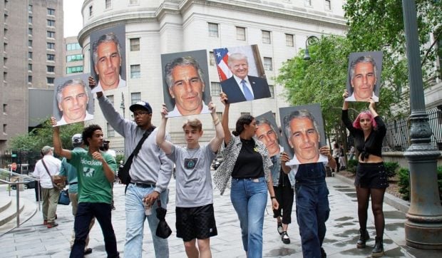 Anchetatoare în dosarele Epstein și Diddy, fiica fostului director FBI, destituită brusc din funcție în SUA