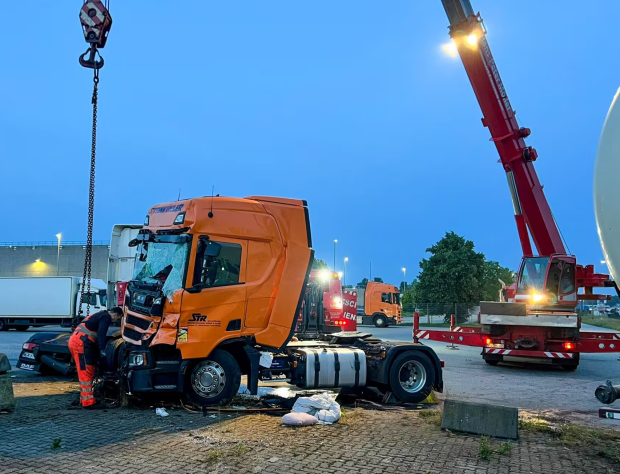 Doi șoferi de TIR au amenințat că se sinucid și au fost internați la psihiatrie, după ce au distrus trei camioane, în Germania