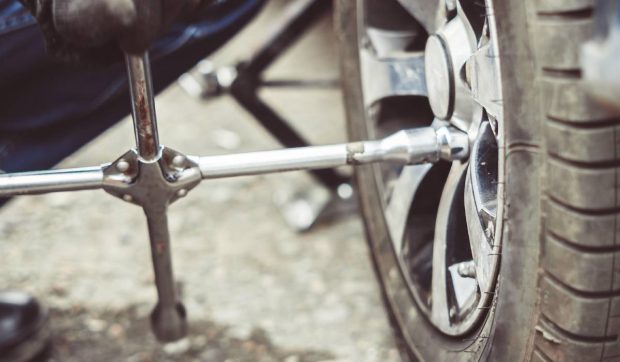 Cum poate un cui să declanșeze atâtea alarme la un Audi: un mecanic arată operațiunea complexă de reparare a unei pene simple, într-o postare pe TikTok