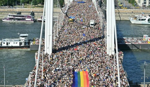 „Nu mai e vorba doar despre Pride”: Explicația pentru numărul fără precedent de oameni, uimitor de mare, adunat la parada interzisă de la Budapesta