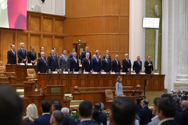 Parlamentarii AUR au părăsit ședința de plen, în semn de boicot: „Cinci vicepremieri, că nu vă mai satură Dumnezeu!” George Simion a recitat din Eminescu