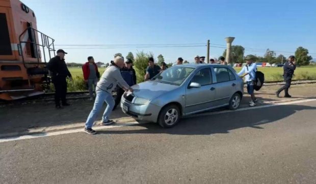 Călătorii au luat pe sus și au mutat o mașină care bloca un tren la intrarea în Rădăuți