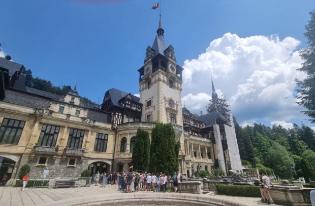 Controale la sânge în muzeele mari din România: cele 11 probleme găsite și discutate la Guvern. Punctul de pornire: biletele false vândute la Peleș