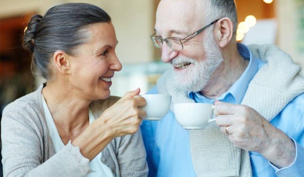 Persoanele de peste 60 de ani pot consuma patru cafele pe zi pentru a preveni fragilitatea, arată un nou studiu