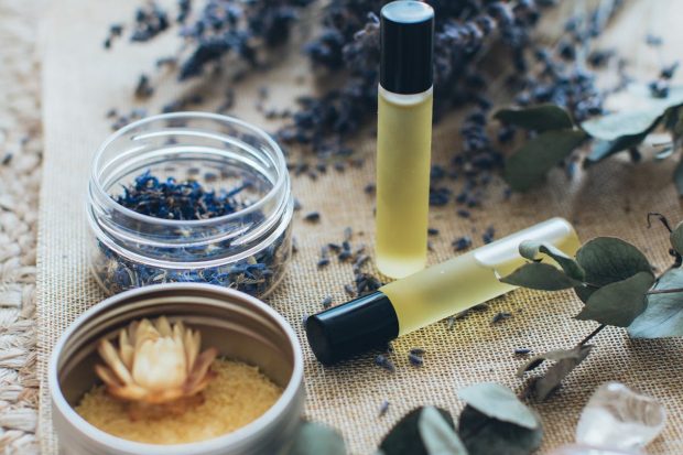 Apa de parfum versus apa de toaletă: Care este alegerea potrivită pentru tine?