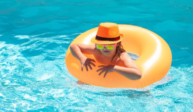 Cât costă să petreci Rusaliile la piscină în București: cine a rămas în Capitală s-a conformat