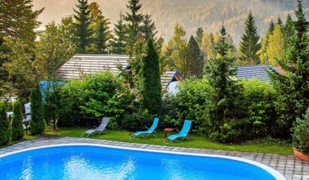 Românii aleg vacanțele la munte în sezonul cald, dar cu confort. Hotelurile cu piscină sunt tot mai căutate în stațiunile montane