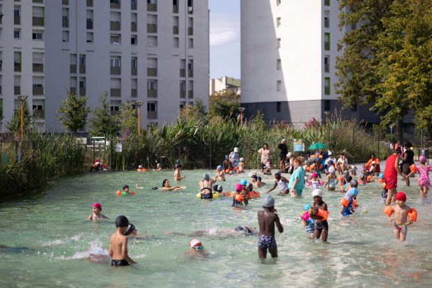 Țara în care bărbații au voie doar în slip la piscină. Care este motivația legii