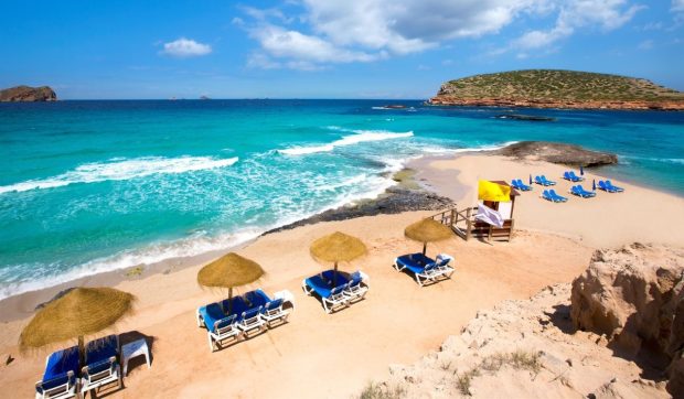 Turiști îngroziți de noua amenințare din Ibiza. Șerpi de aproape doi metri îi sperie pe oameni