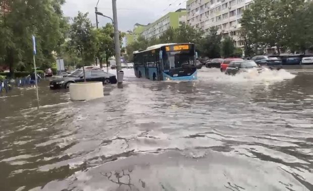 Potop în București: o ploaie precum cea de azi lovește o dată la 100 de ani. Ce cantități de precipitații s-au înregistrat