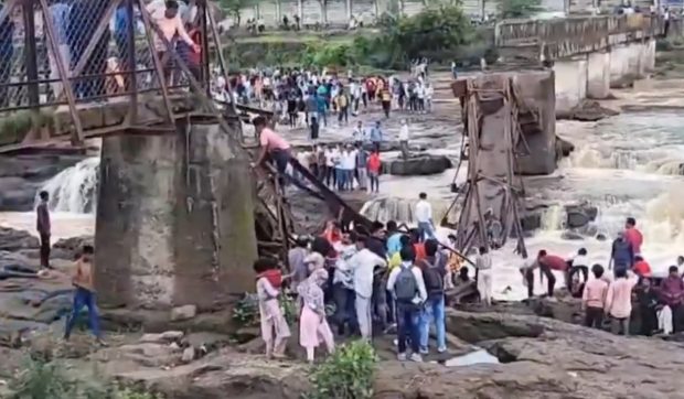 Pod prăbușit în Maharashtra, India: zeci de persoane au căzut în râu, iar două au murit I VIDEO   