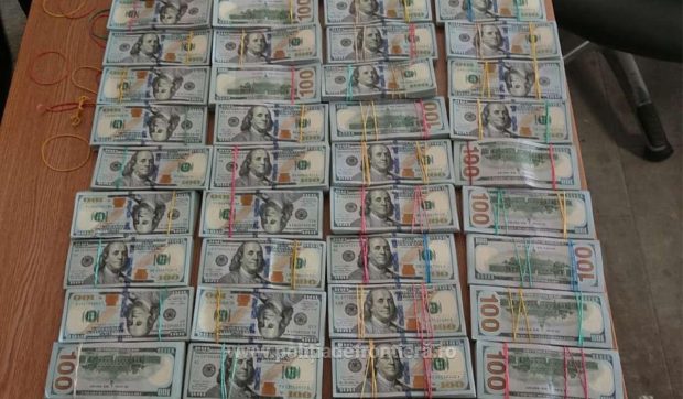 Cum a încercat un cuplu de ucraineni să ascundă 1,4 milioane de dolari. Polițiștii din Vama Siret au confiscat toți banii