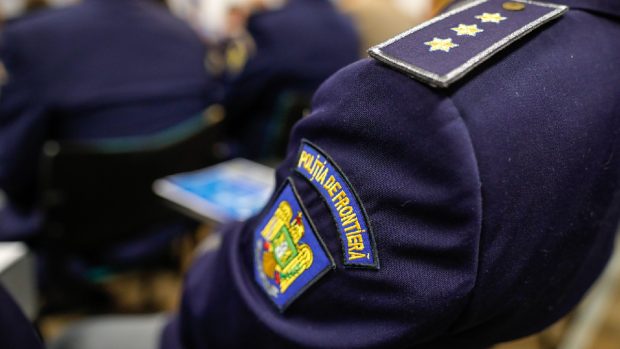 Un polițist de frontieră și-a convins un prieten să împrăștie 10.000 de euro falși. Colegii săi de la Crimă Organizată Timișoara l-au reținut
