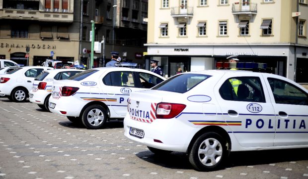 Zece persoane de la ISCTR Timișoara, care „închideau ochii” la controalele în trafic, reținute pentru mită