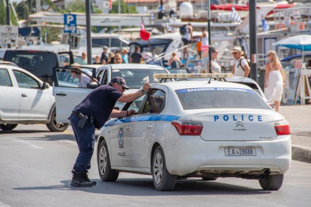 „Dacă vedeți asta, sunați imediat la Poliție!”. Turiștii români care merg în Grecia, avertizați despre noile metode de furt