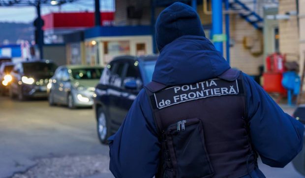 Un polițist de frontieră a fost oprit cu 12 focuri de armă, în timp ce transporta țigări de contrabandă furate din camera de probe