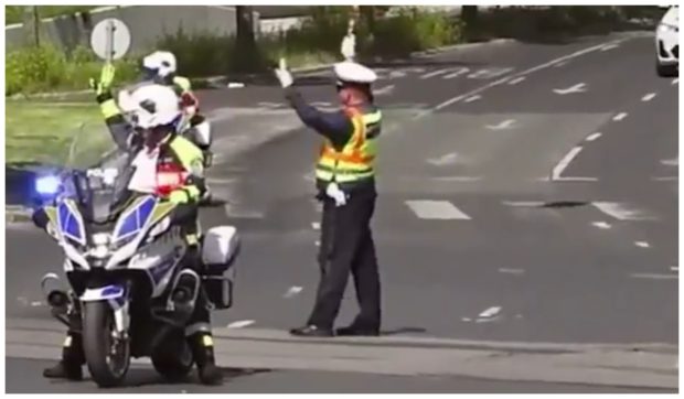 Polițiștii au oprit o ambulanță în misiune ca să treacă o coloană oficială printr-o intersecție din Budapesta