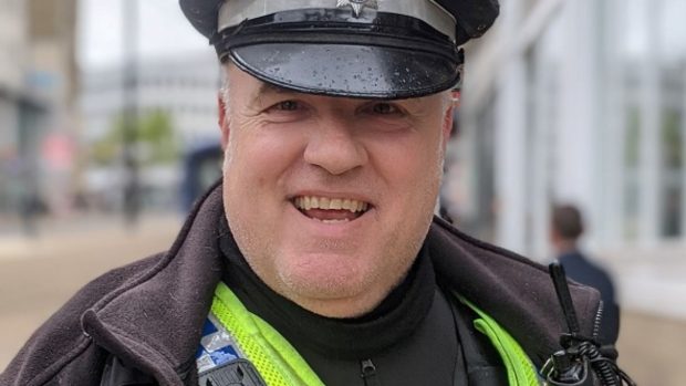 Polițistul care, de 17 ani, la 6 dimineața, salută toți oamenii străzii pe care-i întâlnește a fost decorat de regele Charles